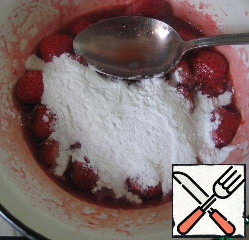 Add corn starch, mix gently. Cook for another 3-4 minutes, as soon as the strawberry mass begins to thicken, remove from heat and allow to cool.