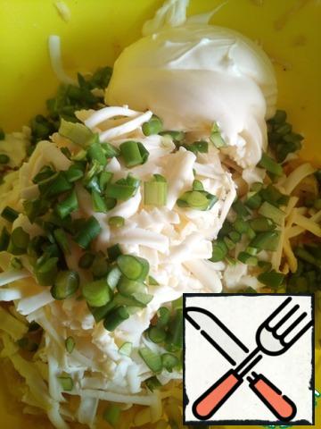 Grate cheese on a large grater. Garlic finely chop. I garlic was replaced by a garlic arrow. Add to grated potatoes cheese, garlic, mayonnaise, salt and pepper.