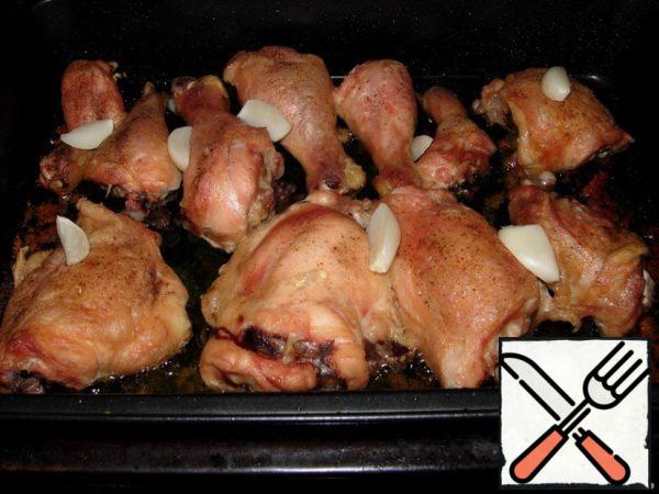 Defrost the chicken, cut at the rate of -2 pieces per serving (small pieces are easier and faster to bake). I just separated the shin from the thigh.
Add salt to the piece from all sides and rub the palm of your hand evenly with salt, sprinkle pepper on top.
Take a baking sheet, brush it with sunflower oil (quite a bit) and place the chicken pieces tightly together. Preheat the oven, lay out the chicken. Bake at a temperature of 250-280 * for about 40-50 minutes (the crust should be well fried, and the meat should be soft and juicy).
When it is ready, cut each clove of garlic into 4 slices (the main thing is large pieces, in general) and put them on top of the chicken pieces.
Turn off the oven and leave the chicken inside for 5-10 minutes.
Cooking mashed potatoes:
- HEAT the milk to a boil
- mash potatoes in mashed potatoes, adding butter and hot milk
(you can add greens to the mashed
potatoes) Greens and vegetables can be used as decoration, you can make a salad.
Combine all the ingredients and invite everyone to the table!