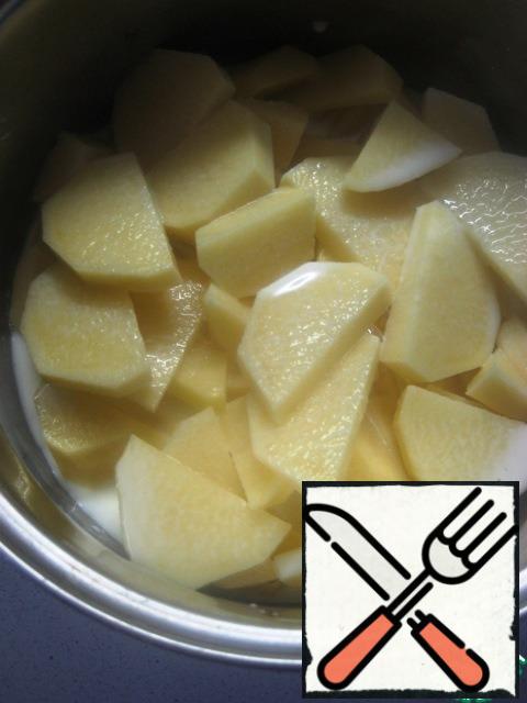 Potatoes to clear, wash, cut into small slices.
Put in a saucepan, pour milk, put butter.Milk does not completely cover the potatoes, but it should be)))Put on the fire, give to boil.
Reduce the heat and cook the potatoes until soft, constantly stirring the potatoes in a saucepan.
