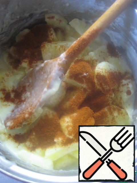 Once the potatoes are ready, add salt to taste, mix and remove from heat.
Pour the paprika, stir.