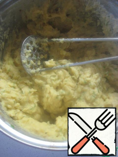 Well knead the potatoes until smooth, homogeneous puree and serve, sprinkled with herbs.