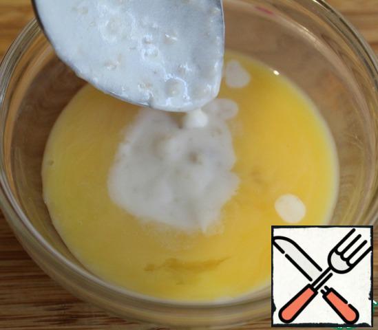 Yolks are easily mixed and pour in a tablespoon of hot mixture, mix and pour, stirring, back into the saucepan.