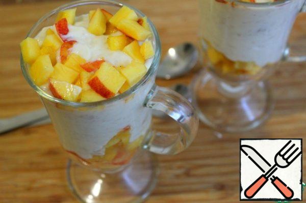 In the glasses put the part of peach, the top of the cooled cottage cheese, spread the remaining peach.