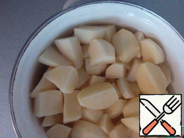 Peel the potatoes, wash them, and cut them into 4 pieces.
