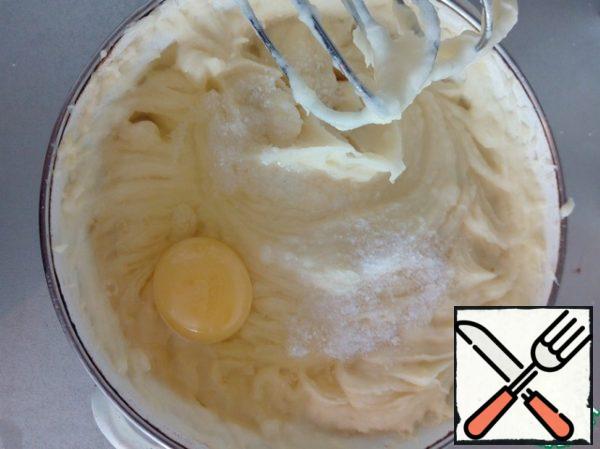 Then enter the raw egg and salt and mix everything with a mixer.
