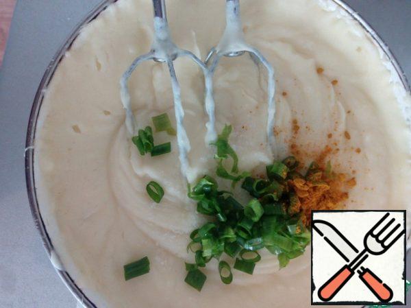 To add color, add turmeric and onion for flavor. The onion will give off its light aroma, which will give the taste of mashed potatoes.