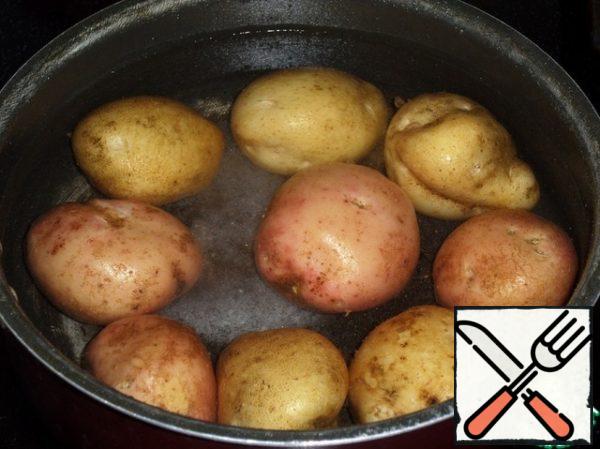 Potatoes are washed. We put it in a saucepan. Add water and salt (1 tsp.). Cook until tender. Then drain the water. Potatoes are cooled and peeled.
