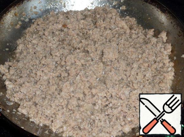In a heated pan pour 1 tablespoon of vegetable oil and spread the minced meat. Fry for 3-5 minutes. Salt to taste.