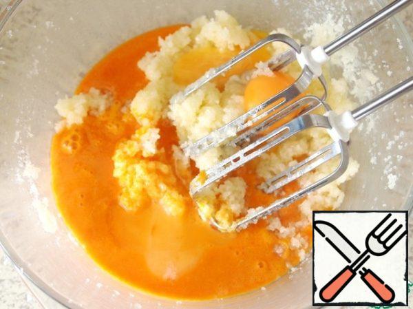 Strain the crushed sea buckthorn through a sieve to the oil-sugar mass and introduce egg yolks. Stir.