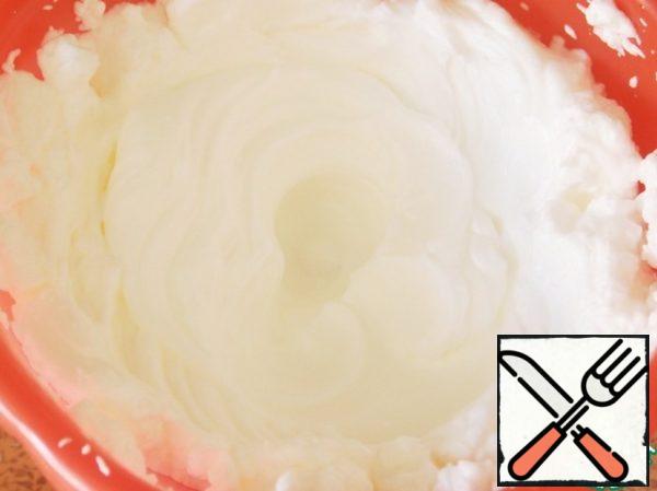 In the dry bowl, beat egg whites with a mixer (5 min) in a solid foam.