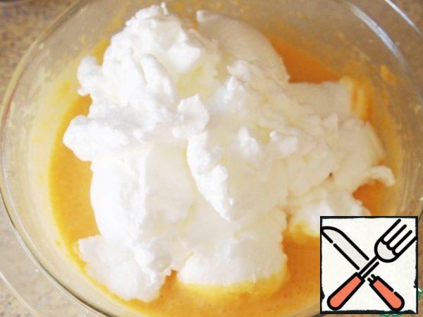 With a spoon or a spatula, gently mix the beaten egg whites into the dough (without a mixer).
