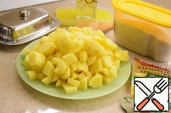 Cut the potatoes into medium cubes.
