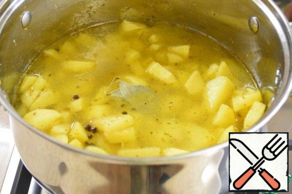Pour water into the fried potatoes (you need to pour enough water so that the potatoes are only covered), look at the photo. Add bay leaf, allspice and salt. Cook on low heat until tender.
