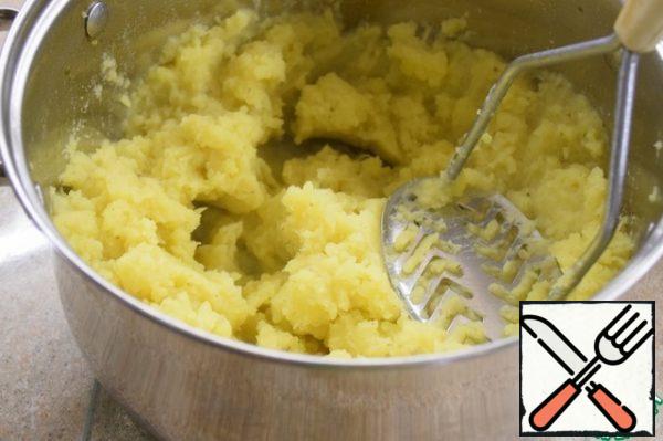 Boil 1-1. 5 cups of potato broth, add bay leaf and allspice. Mash the potatoes in mashed potatoes. We like the puree to be not very cold, so I add the broth to the desired consistency of the puree.