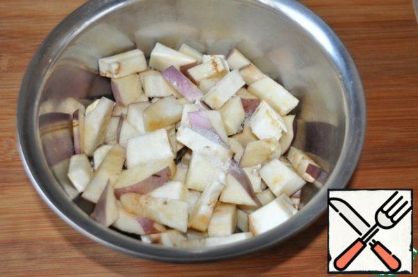 Cut the eggplant into cubes and sprinkle with salt. Go away, the bitterness is gone. I have eggplants of such a variety that there is no bitterness in them, but I sprinkle salt so that they absorb less oil when frying.
