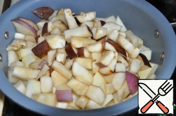 Wash the eggplants, add salt, squeeze lightly, put them to the vegetables, put the zucchini there, mix, simmer over medium heat for 5 minutes.
