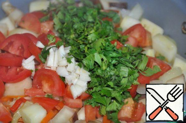 Put the chopped tomatoes, garlic, parsley and celery. Mix it.