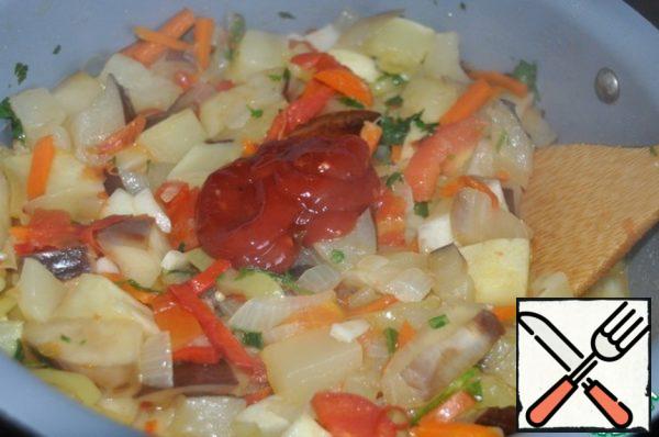 Add ground coriander, tomato sauce or ketchup. To interfere. Pour soy sauce over it. Stir everything and simmer for another 20 minutes until cooked over medium heat with the lid closed, stirring occasionally.
