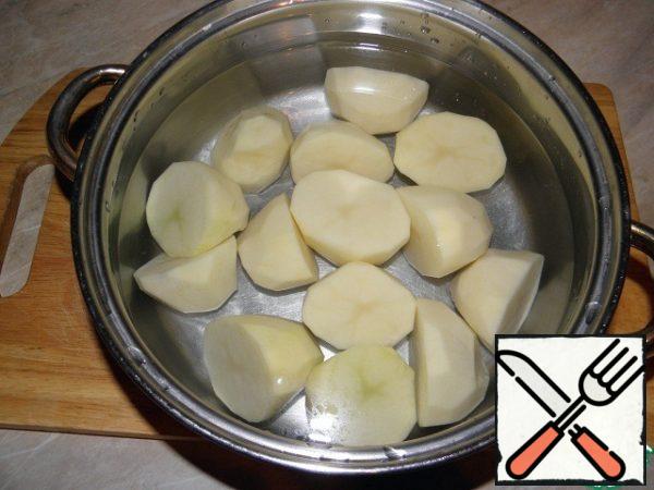Wash the potatoes, peel, cut into medium slices.
