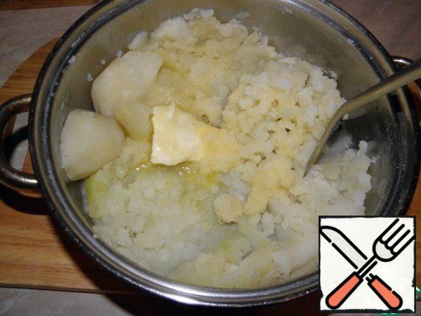 Drain the water from the finished potatoes, mash in mashed potatoes with butter.
