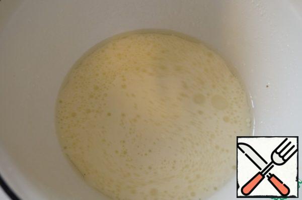 First you need to knead the dough. To do this, pour milk into a bowl, dissolve salt and sugar in it, add vegetable oil.
