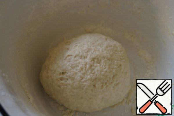 Then gradually add flour and yeast. Knead the soft dough. Shift it into a bowl, cover with a towel and put in a warm place to approach 2-3 times.
The dough can also be made in a bread maker. To do this, you need to put all the products in the bowl and press the "Dough"mode.