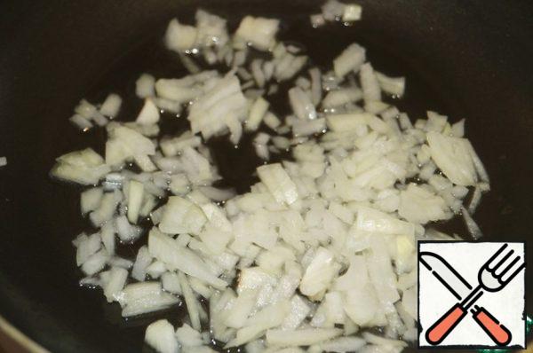 Chop the onions. In a frying pan pour vegetable oil and lightly fry the onion.