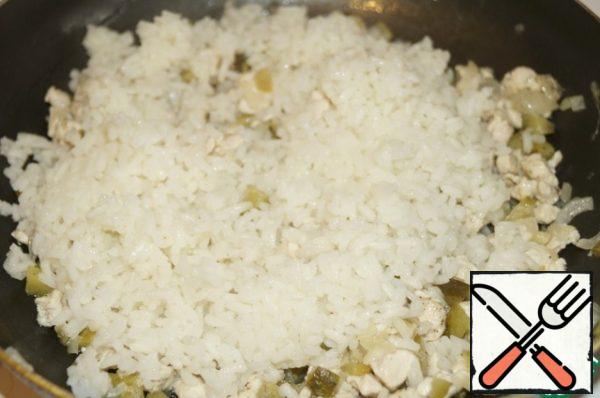 In fried products add boiled rice, a little salt, pepper and mix. Remove from heat and cool to room temperature.