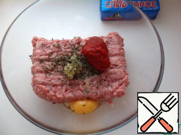 Preheat the oven to 180°. Grease the muffin baking dish with oil.
In a large bowl, add the turkey minced meat, breadcrumbs, egg and garlic passed through the press, hot sauce, thyme, tomato paste.