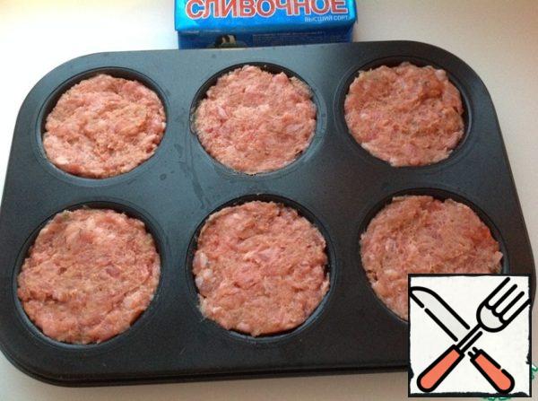 Spread the filling evenly over 6 molds.
