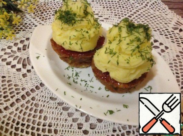 Remove from the oven and grease the muffins with the remaining half of the ketchup mixture. Put garlic and mashed potatoes on top and garnish with parsley.
Enjoy your meal!