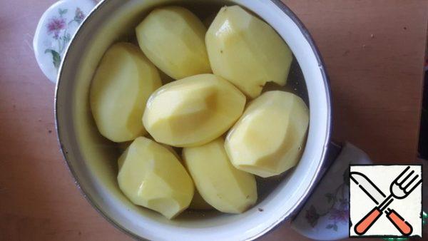 Peel the potatoes, wash them and put them to cook.
