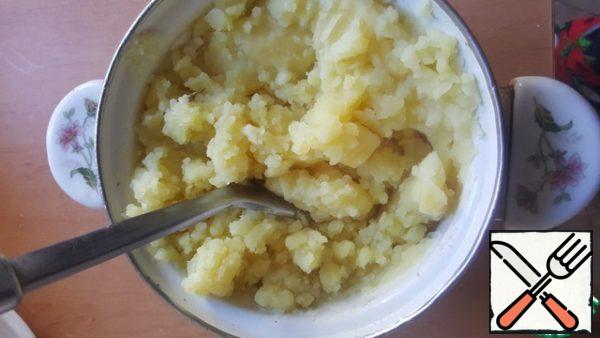 Now carefully knead the potatoes with garlic. You should get a homogeneous mass without lumps.
