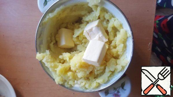 Add butter, salt to taste and start whipping with a fork. When the potato mass begins to thicken, add a little drained water, put it on the weakest fire and continue whipping.
