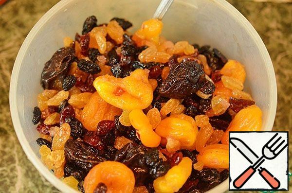 Rinse the dried fruits with hot water, discard them on a sieve. Then pour in 200 ml of cognac and let it brew for at least a day.
