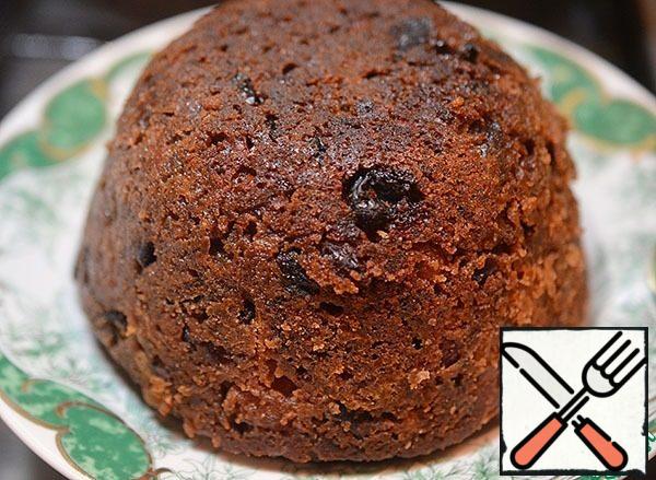 Lay out the dough, cover tightly with foil and bake in a preheated 160 degree oven until ready. I have 1 hour and 30 minutes. Then pierce the pudding with a toothpick in several places and pour brandy over it so that it is well absorbed into the pudding.
