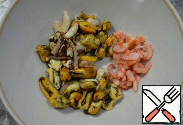 Defrost seafood; absolutely any will do. I had some seafood mix, so I added some shrimp. Seafood is sent to the broth, we cook them for no more than 10 minutes.
