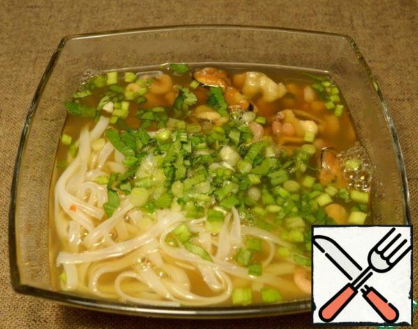 Pour in the hot broth, sprinkle with finely chopped herbs and green onions. Add fish sauce, squeeze lime juice, mix and eat with great pleasure!