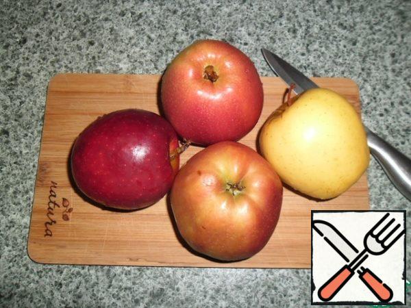 In the meantime, let's get on with the apples. Wash, peel, remove the core.
