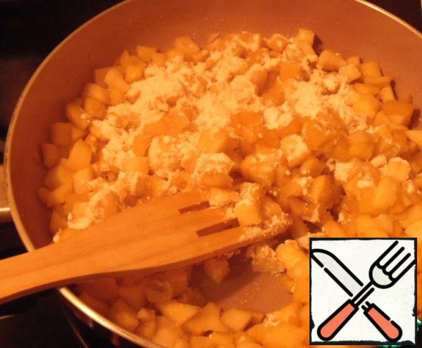 In a frying pan melt the butter, spread the apples, fry for about 10 minutes, add brown sugar, stir, bring to thickening syrup. Add 1 tablespoon of flour, mix thoroughly. This is done. Apples do not lose the juice, which often follows for frying. Wonderful filling suitable for different products.