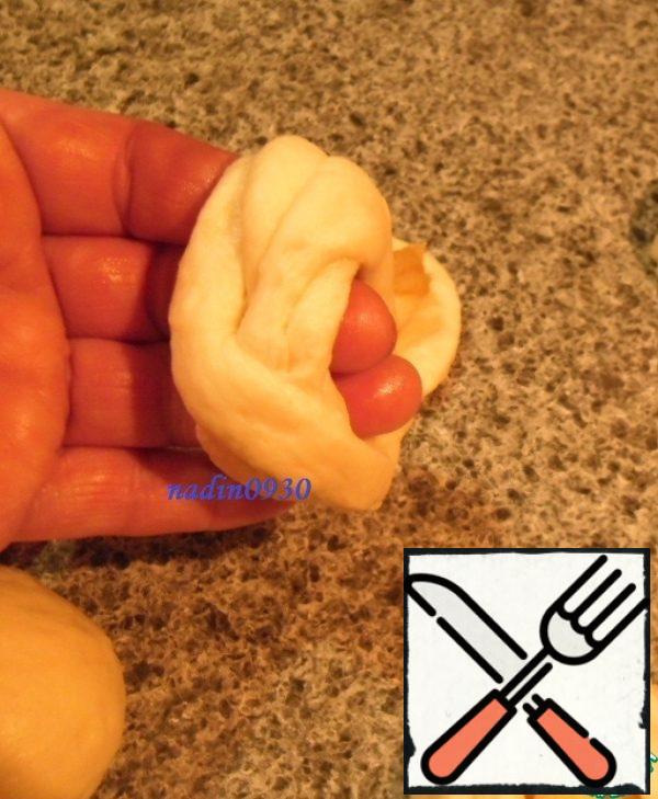 The remaining side is wound on the fingers and "put on" the filling. I always make cheesecakes, but maybe someone else has not used this method, so I'm trying to tell and show in the photo. Then press the edges.
