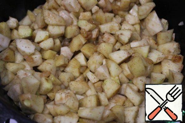 Apples clean, cut out the middle and cut into large chunks. Put them out by stirring in butter with cinnamon and sugar. They should be a little soft. To cereal as to bring not desirable. Let the filling cool.