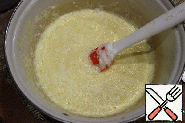 Whites gently mix together with the sour cream mixture with a spatula movements upwards-downwards. This action must be performed by the end of 20 minutes of baking cheesecake.