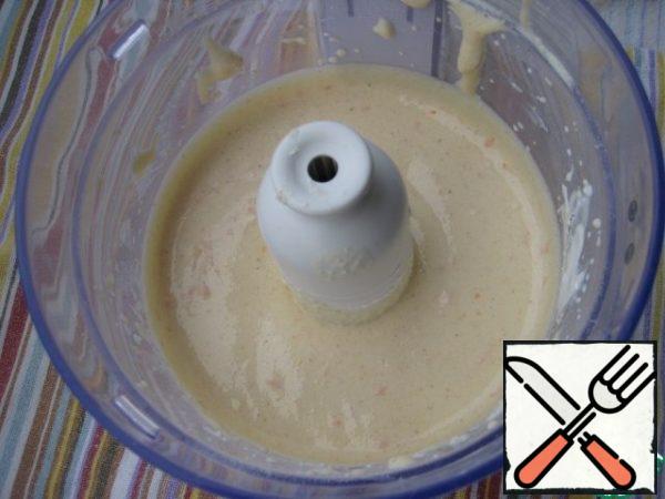 Dough: mix whisk or, like me, in a food processor nozzle knife semolina, wheat flour, egg, sour cream, sugar, baking powder and orange zest. Pour the dough into a mold, I have a diameter of 26 cm silicone, I did not lubricate it. The dough was liquid, as for pancakes.
