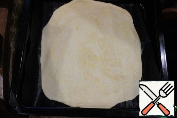 Knead the dough that has come up 2 times, divide it into 2 parts and roll it out according to the size of the baking sheet.
