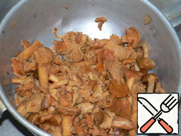 I had chanterelles and honeydew.
Cut the mushrooms coarsely - and into a frying pan with a small amount of vegetable oil.