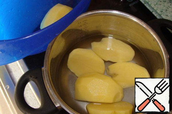 While the dough is maturing, and the fish is thawed, put to cook potatoes.
