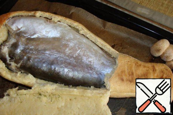 The fish is ready. We throw the dough (don't even try it). Serve and call to the table (although this is not necessary, and so all tastes have come together).