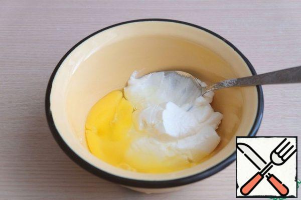 In a separate bowl, combine egg (1pc), sour cream (3 tablespoons) and sugar (1 tbsp).